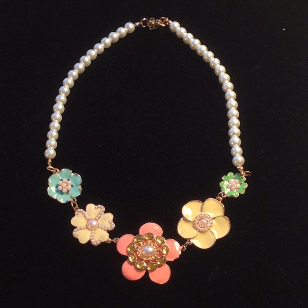 Like New Floral Pearl Necklace